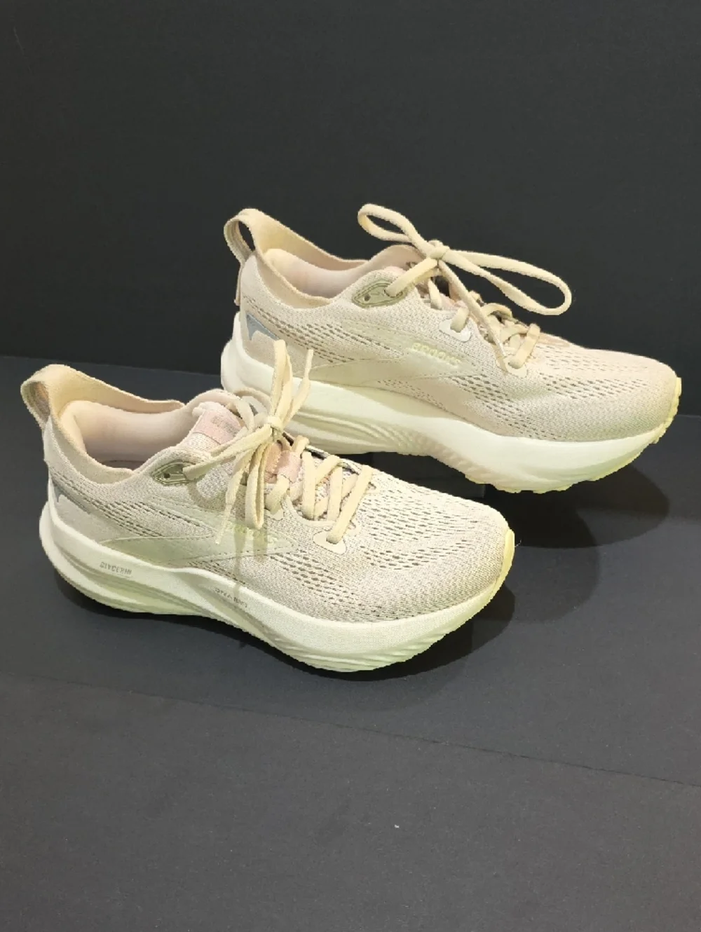 Brooks Glycerin 22 Womens Cream Lace-Up Athletic Sneakers Size 6_2
